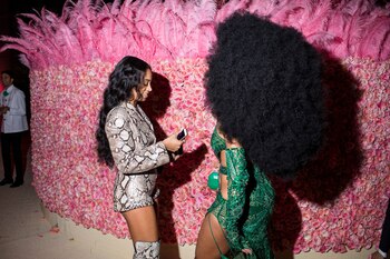 Solange Knowles y Ciara, respectivamente
