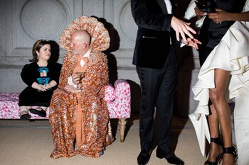 Sinéad Burke y Ryan Murphy,