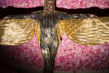 Billy Porter en un atuendo