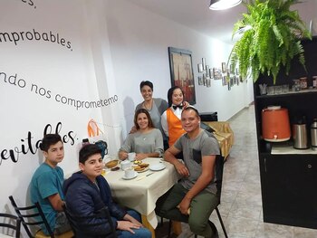 Con los huéspedes del hostel