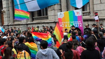 El miércoles, cientos de personas se manifestaron contra la iniciativa legislativa
