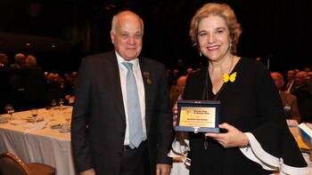 Rahola recibió un obsequio y