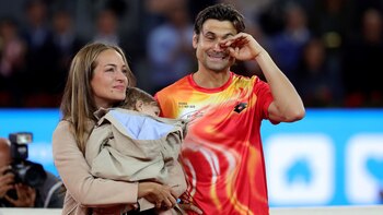 Ferrer junto a su pareja,