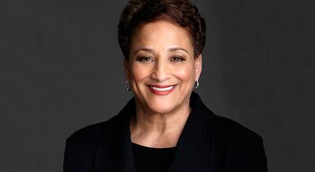 Jo Ann Jenkins, contra la