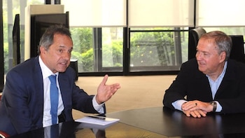 Daniel Scioli junto a uno