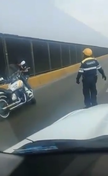 El policía no dudo en bajar de su moto para ayudar a la rescatista (Foto: captura de pantalla)