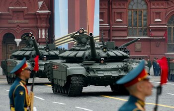 Dos tanques T-72 B3 (Reuters)