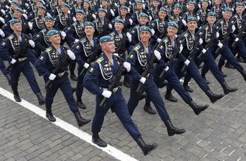 Soldados rusos marchando en la