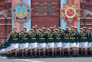 Soldados marchando frente al Museo
