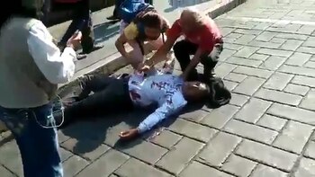 A dos metros de distancia