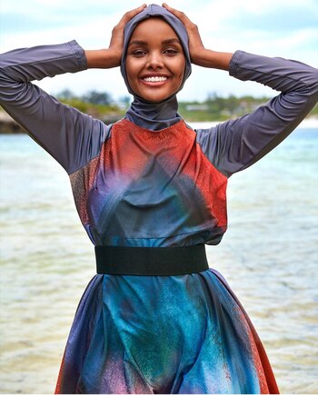 Halima Aden con un burkini