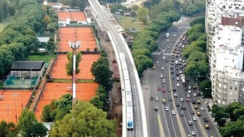 El tren Mitre circulando por