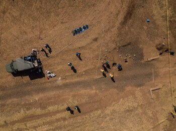 Elementos del ejército mexicano supervisan