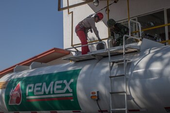 Trabajadores de Pemex revisan que