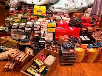 Las autoridades incautaron grandes cantidades de municiones del hogar (Foto: Los Angeles Police Department)