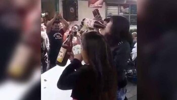 La multitud las animaba mientras