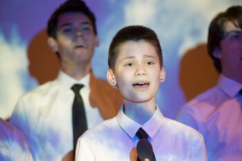 Ian Alexander interpreta a un