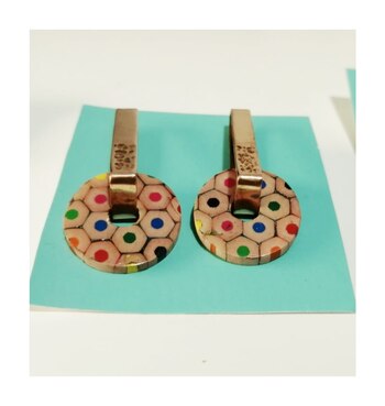 Aros hechos con lápices usados.