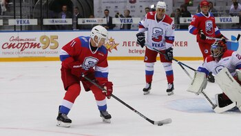 Vladimir Putin busca reforzar su imagen como hombre de acción en la pista de hockey sobre hielo. (Reuters)