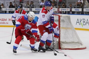 Con poca defensa del equipo rival, el presidente ruso anotó ocho goles en un partido de estrellas del deporte. (Reuters)
