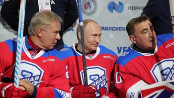 Vladimir Putin juega periódicamente al hockey en partidos que se transmiten en la televisión nacional. (Reuters)