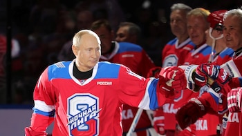 Vladimir Putin en la pista de hockey sobre hielo a los 66 años de edad. (Reuters)
