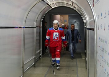 Vladimir Putin salió a la pista de hockey sobre hielo para demostrar sus habilidades atléticas. (Reuters)