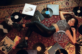 Emi despliega su sensualidad sobre