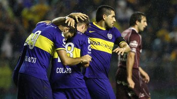 Riquelme celebra junto a sus