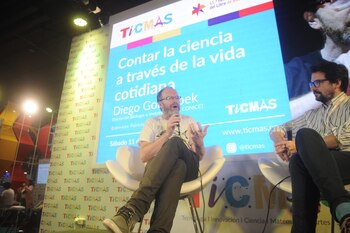 Diego Golombek en el stand