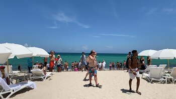 Decenas de personas observan desde