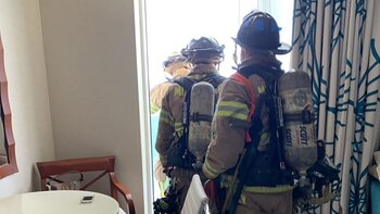 Un grupo de bomberos trabaja