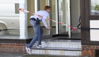 Un agente entra a la