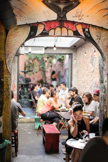 En la calle Jorge Luis