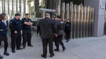 En el edificio está trabajando