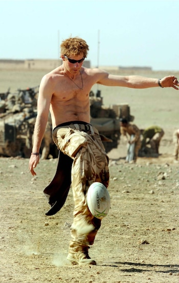 Harry juega al rugby durante