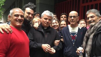 Konrad Krajewski con algunos de