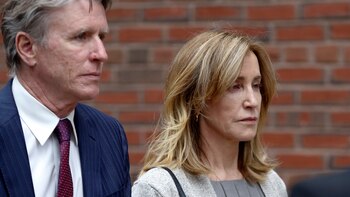 HUffman se presentó en el tribunal de Boston (REUTERS)