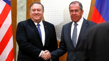 Mike Pompeo junto a Serguei