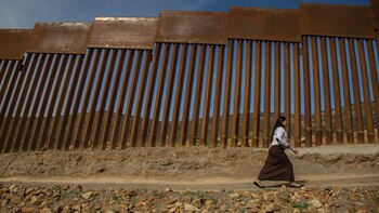 Una mujer camina, del lado
