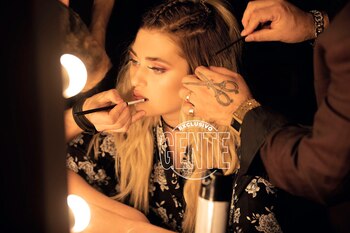 El maquillaje suave, destacando su