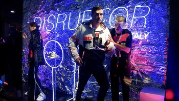 Fila dispuso “maniquíes vivientes” para