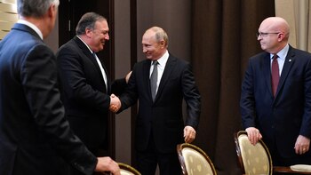 Mike Pompeo y Vladimir Putin