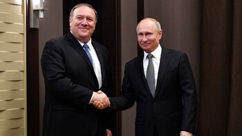 Mike Pompeo y Vladimir Putin