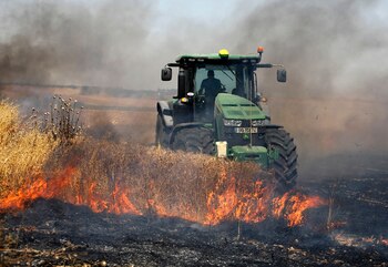 Un agricultor israelí maneja su