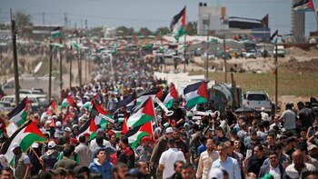 Manifestantes palestinos se reúnen al