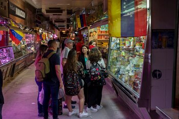 La gente visita una tienda