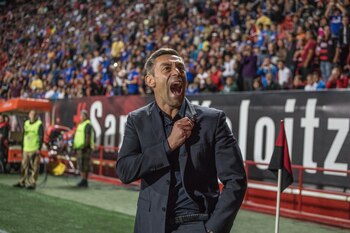 Caixinha seguirá como técnico de