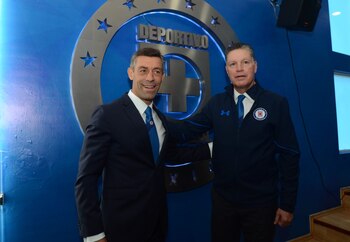 Ricardo Peláez (derecha) posa con