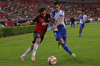 Aguirre (derecha) disputa un balón